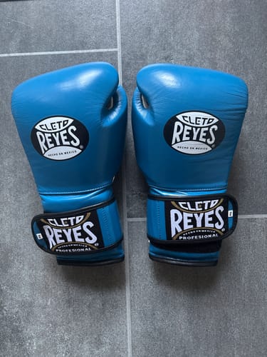Fotorecensie van een klant over Bokshandschoenen Cleto Reyes Velcro Sparring Royal Blue