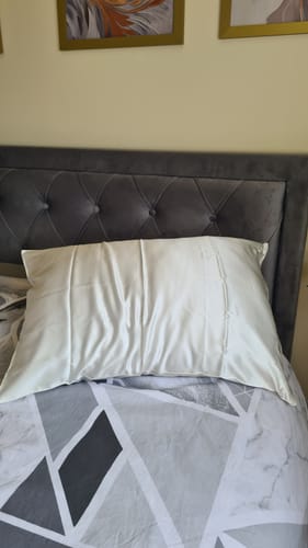 Customer photo review of White 22 Momme Mulberry Silk Pillowcase