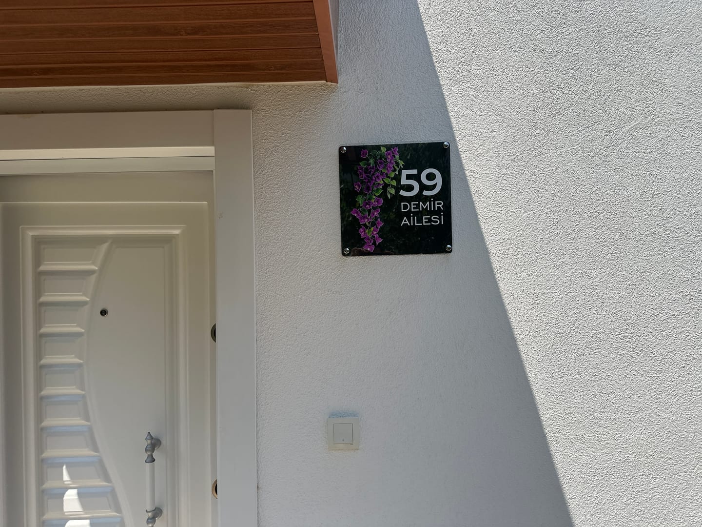 Customer photo review of Kişiye Özel Mor Sarmaşık Çiçekli Kapı İsimliği