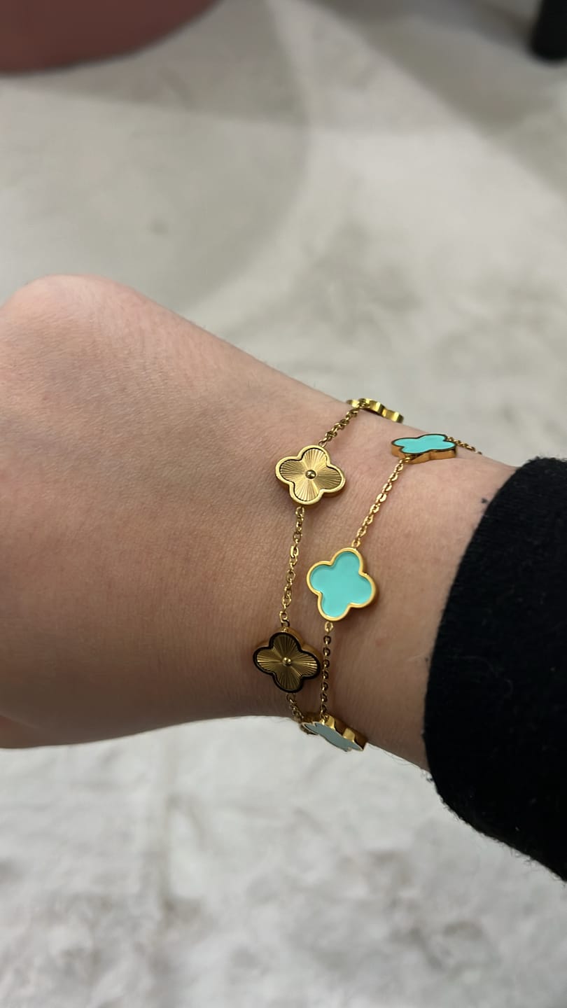 Customer photo review of Ice Blue Clover Armband | 18K vergoldet
