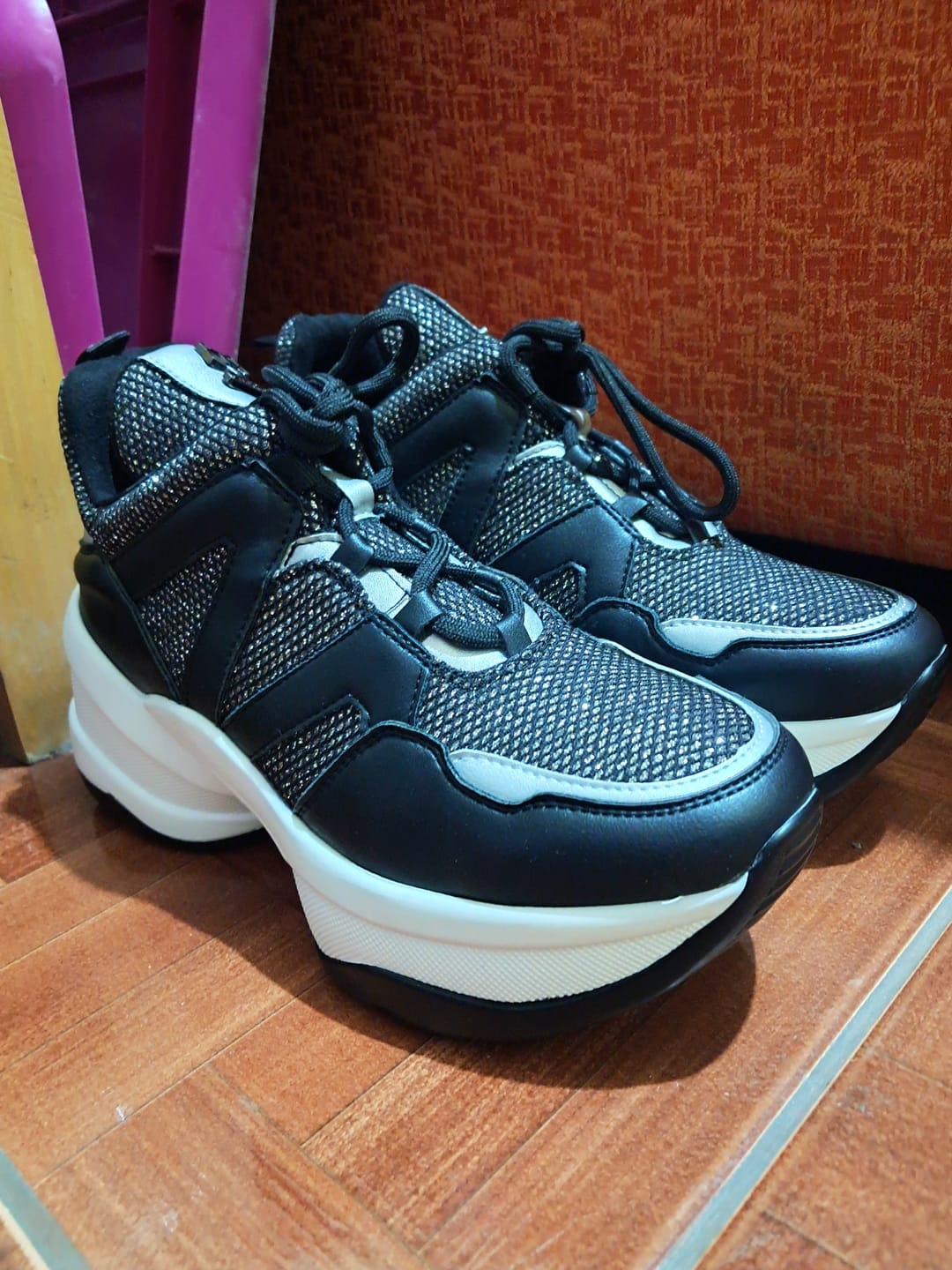 Customer photo review of Zapatilla Metalica Negra Mujer C7293