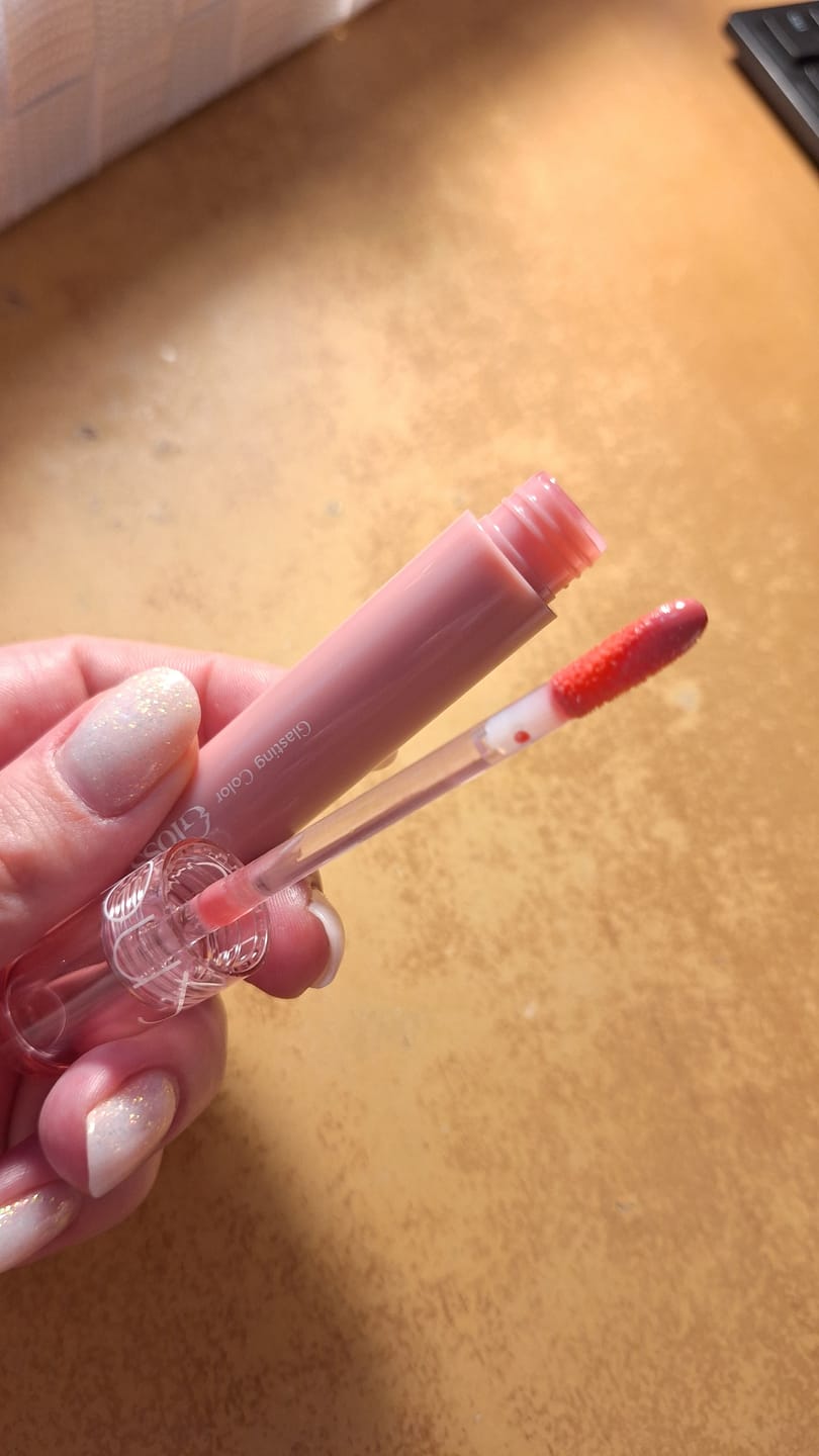 Customer photo review of Noturīgs lūpu spīdums ar stikla lūpu efektu Rom&nd Glasting Color Gloss