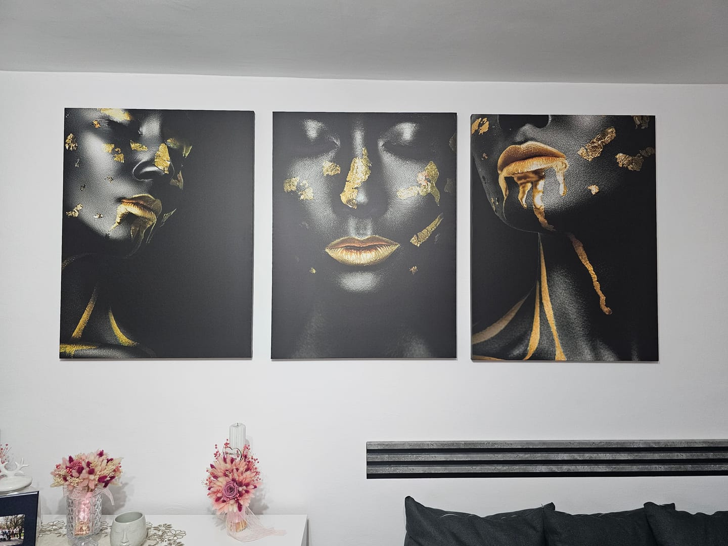Customer photo review of set Tablouri Canvas Moderne Design interior Femei Negru si Auriu Panză Canvas Rama de Lemn de Calitate Black And Gold Woman GOLD SEDUCTION