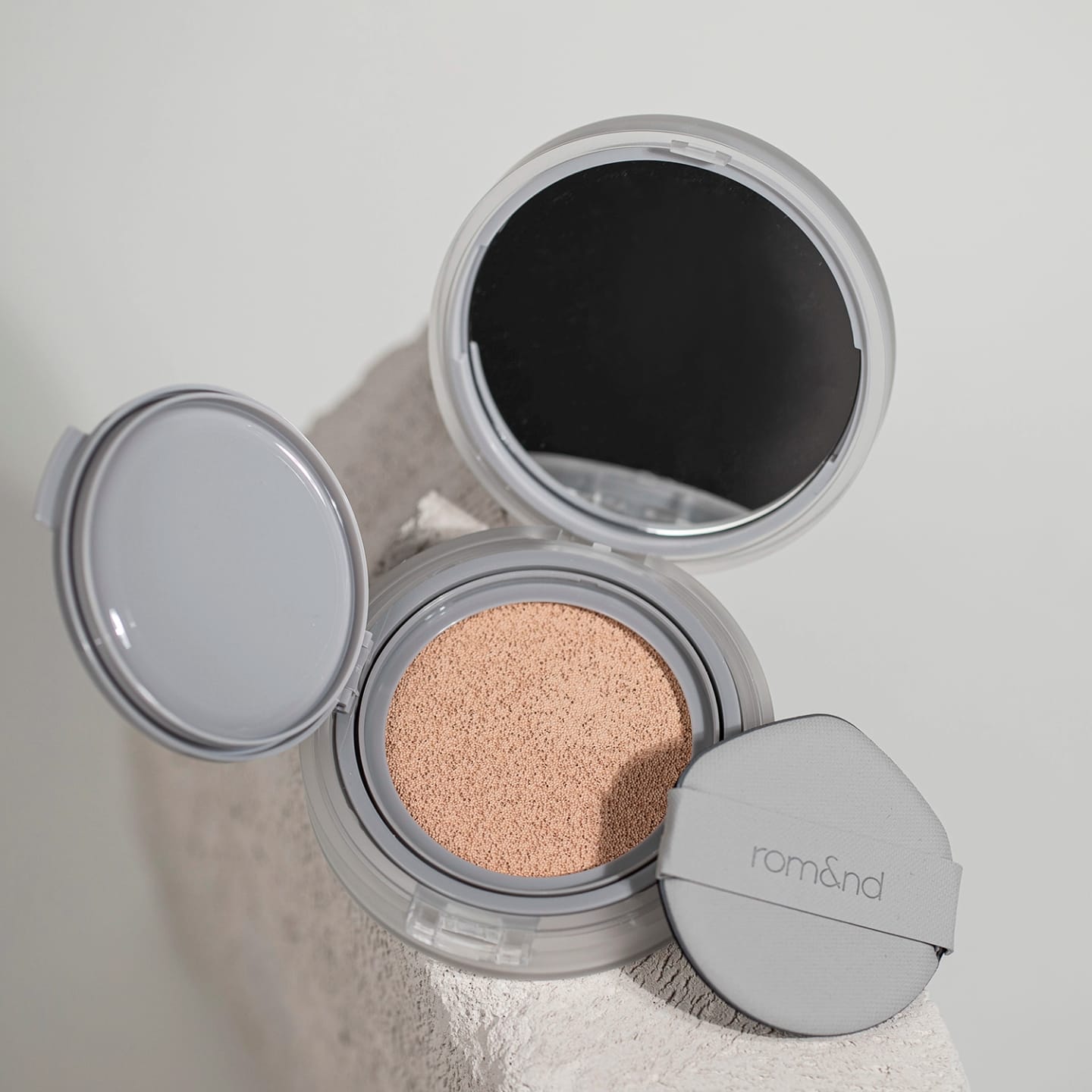 Customer photo review of Noturīgs tonālais kušons ar pusmatētu noslēguma akcentu Rom&Nd Nu Zero Cushion SPF24 PA++
