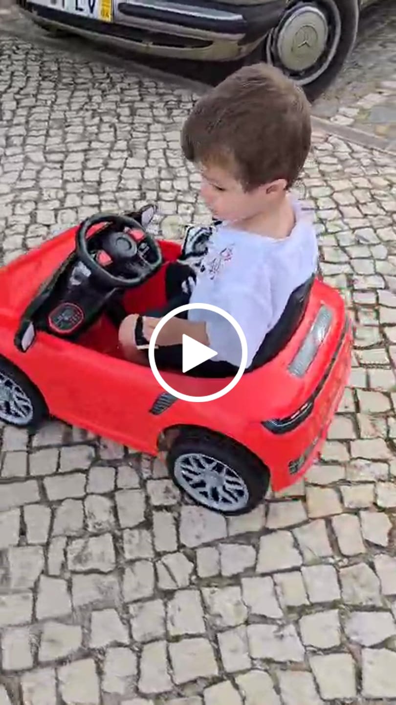 Customer video review of Carro Elétrico para Criança FUNDRIVE 12v Vermelho c/ RODAS DE BORRACHA & ASSENTO EM PELE
