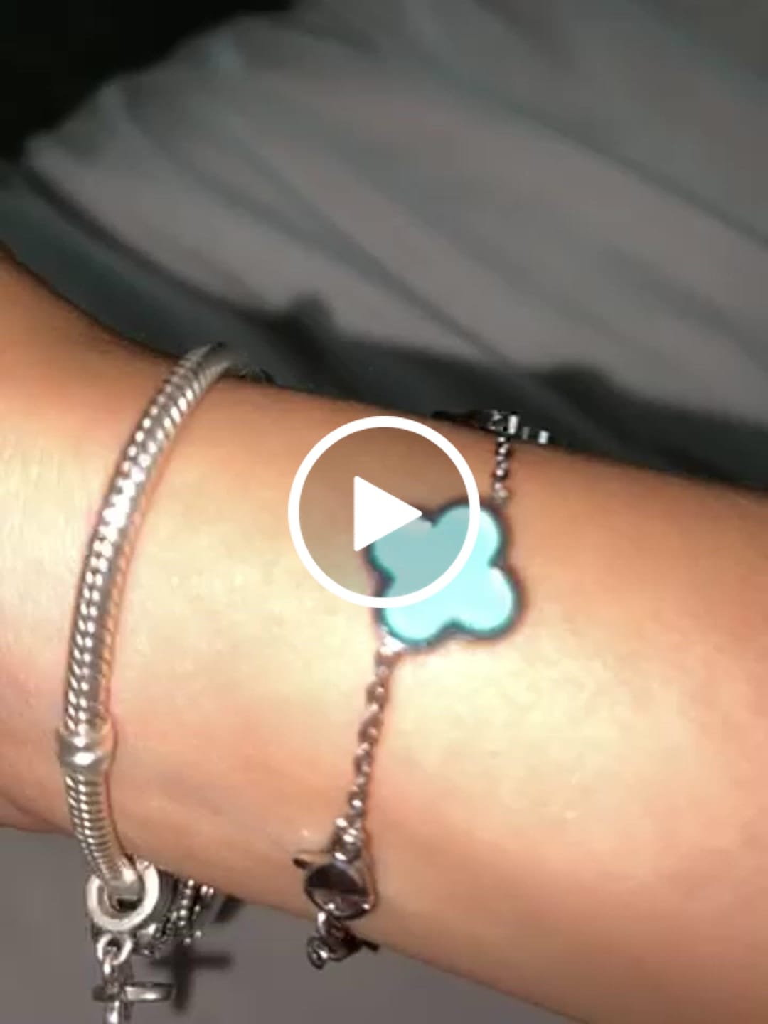 Customer video review of Ice Blue Clover Armband | 18K vergoldet