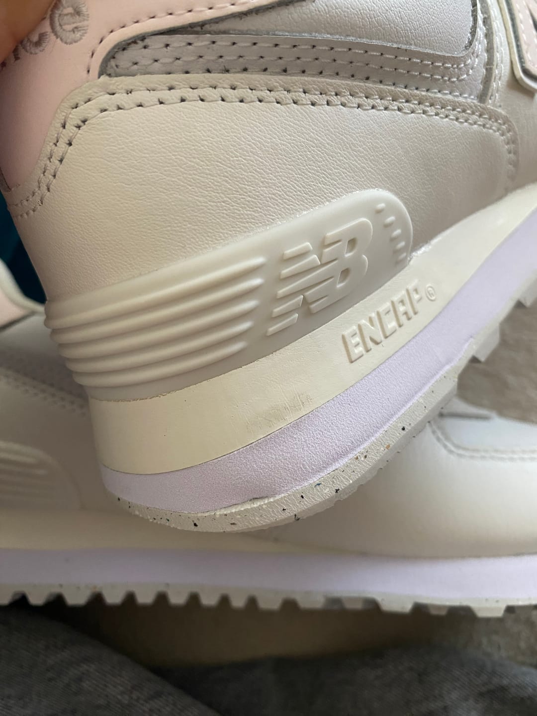 Customer photo review of Zapatilla New Balance 574 Mujer Blanco - Rosado