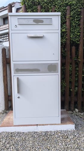 Customer photo review of Paketbox PB1 mit Briefkasten | weiß - RAL9003 | personalisiert mit Edelstahl-Schild