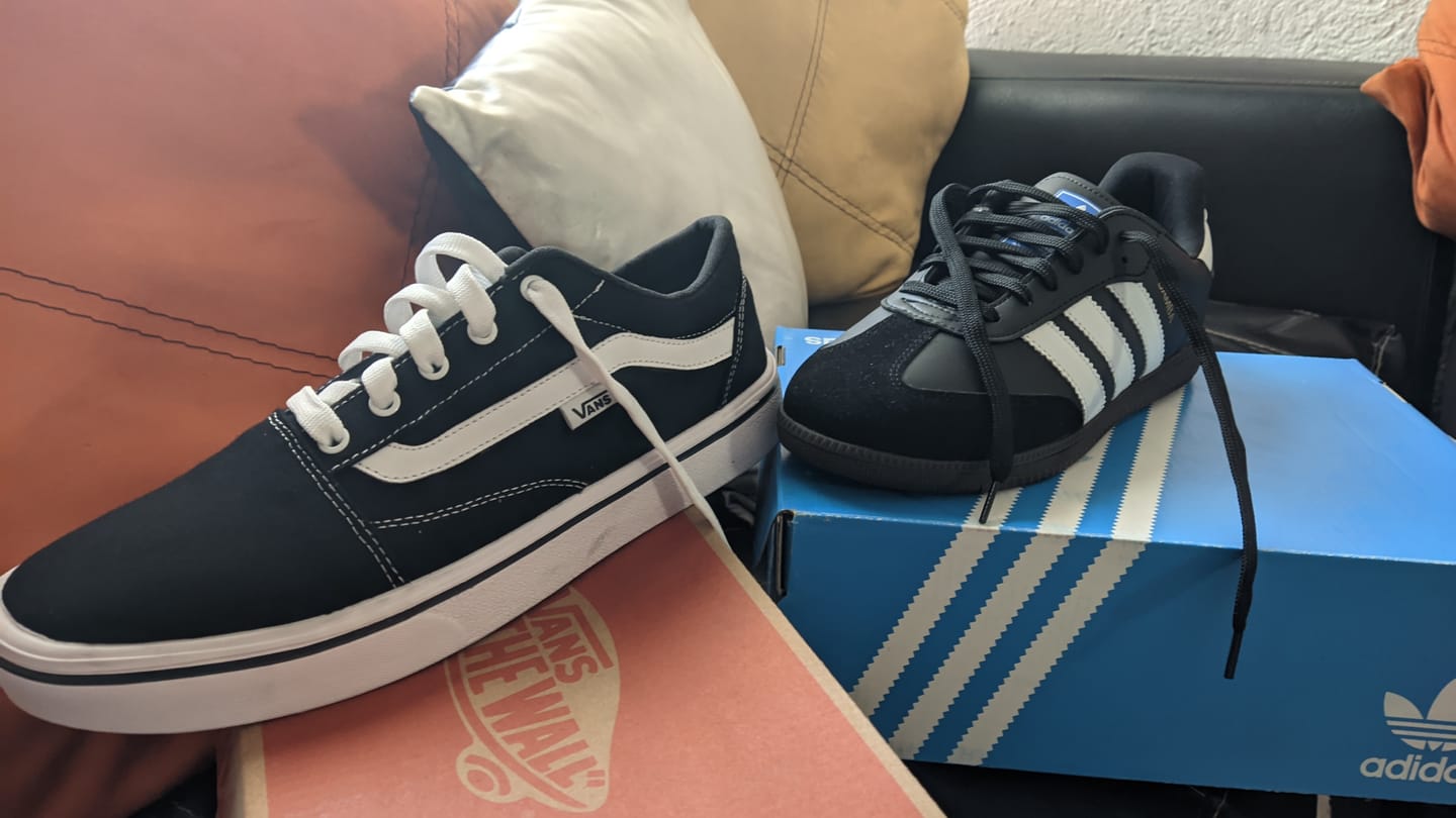 Customer photo review of Tenis Samba Negro Blanco