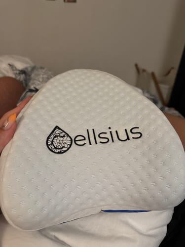Avis photo d'un client sur Coussin Orthopédique Genoux Cellsius - Le secret d'un sommeil sans douleur