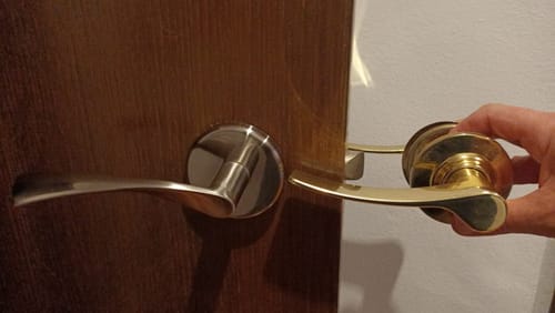 Customer photo review of Manilla modelo 'ARI130' de aluminio tapa-pomos con roseta redonda para puertas