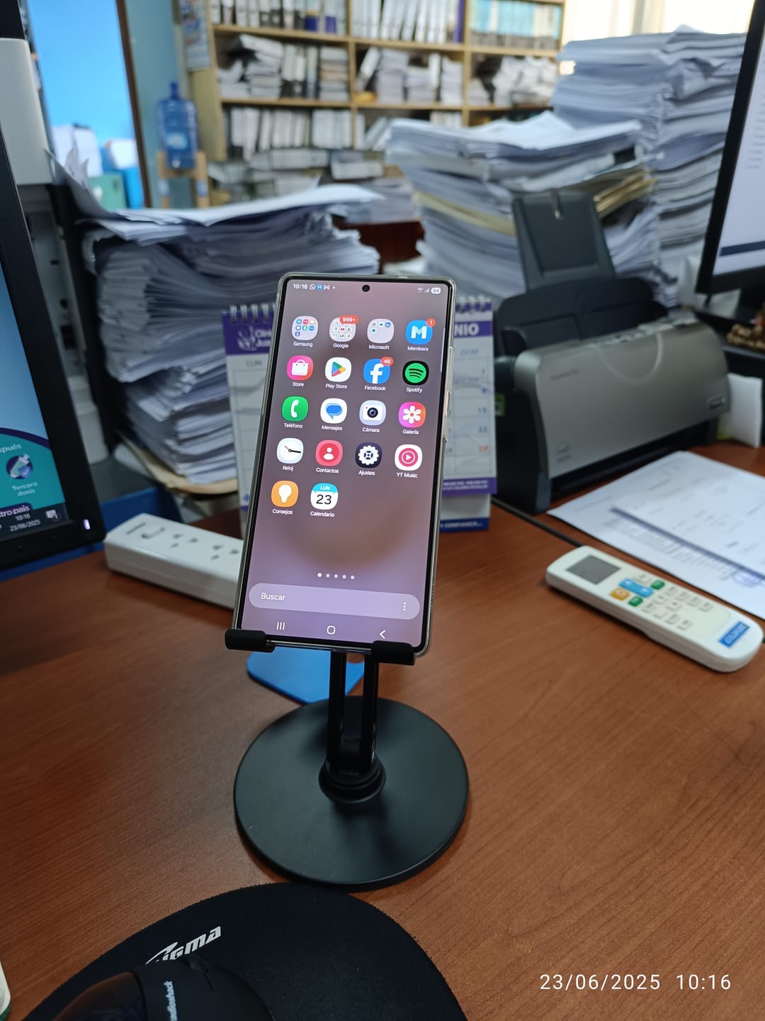 Customer photo review of Stand Giratorio de Altura Ajustable para Tablet y Celular