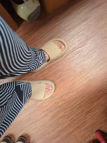 Customer photo review of HappyFlops