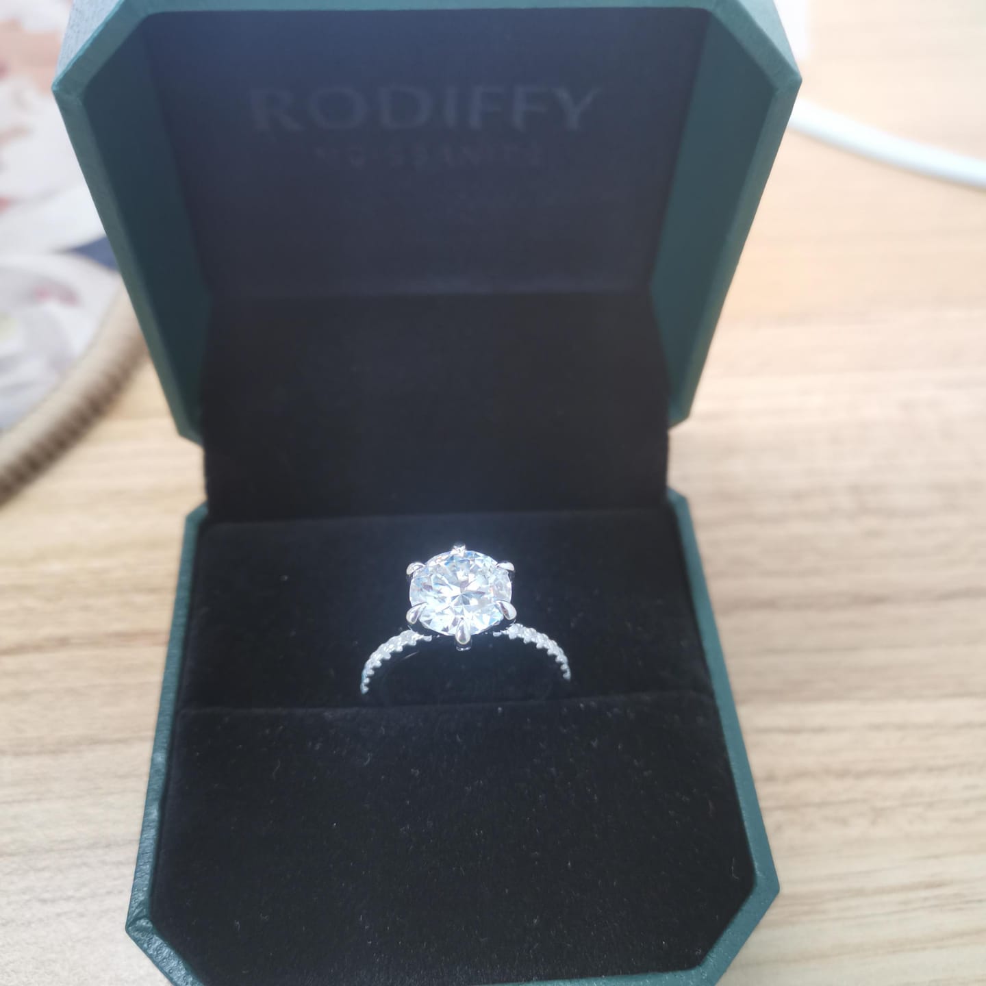 Customer photo review of Rodiffy Moissanite 2.0 Ct ～4.0 Ct Round Cut 6 Prong Promise Rings For Women