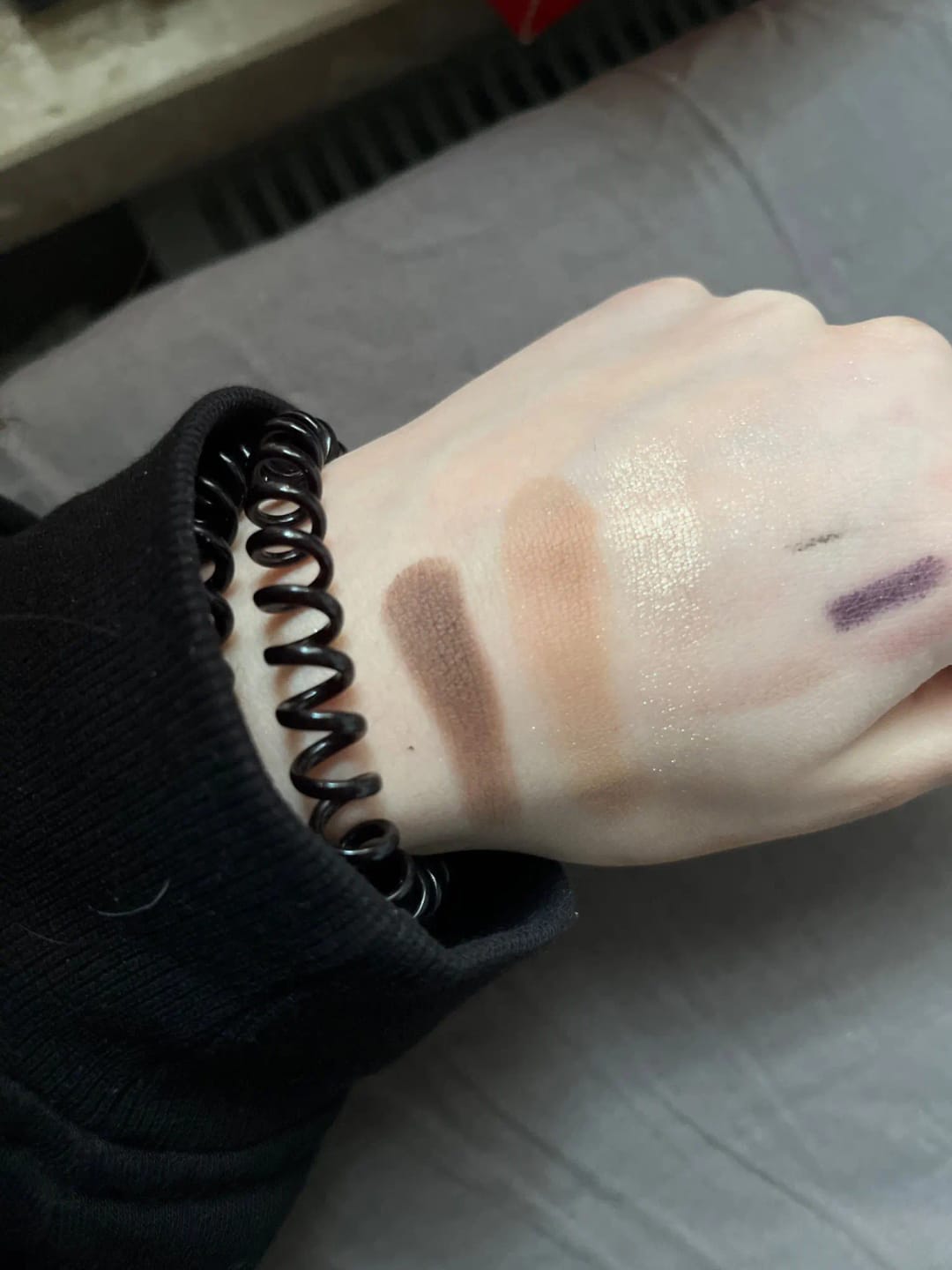 Customer photo review of Matte Tri-Color Eye Shadow Palette — Champagne | KIMLUD