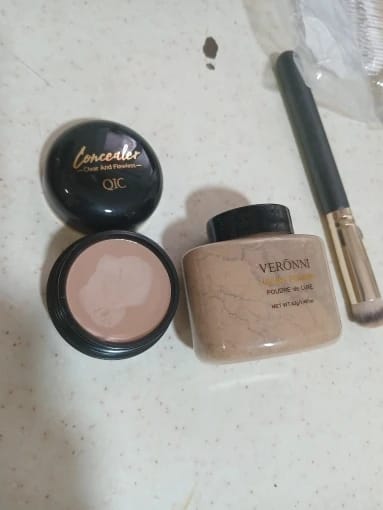 Customer photo review of Banana Shaped Loose Powder Velvet Matte Finish Pore Smoothing — Banana Yellow | KIMLUD