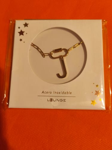 Reseña con foto de un cliente sobre Collar Broche Letra