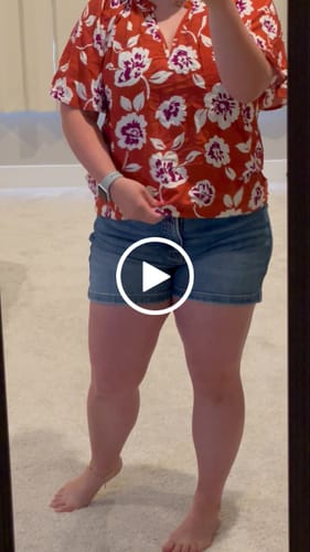Customer video review of Floating Blooms Relaxed Sleeve Tee