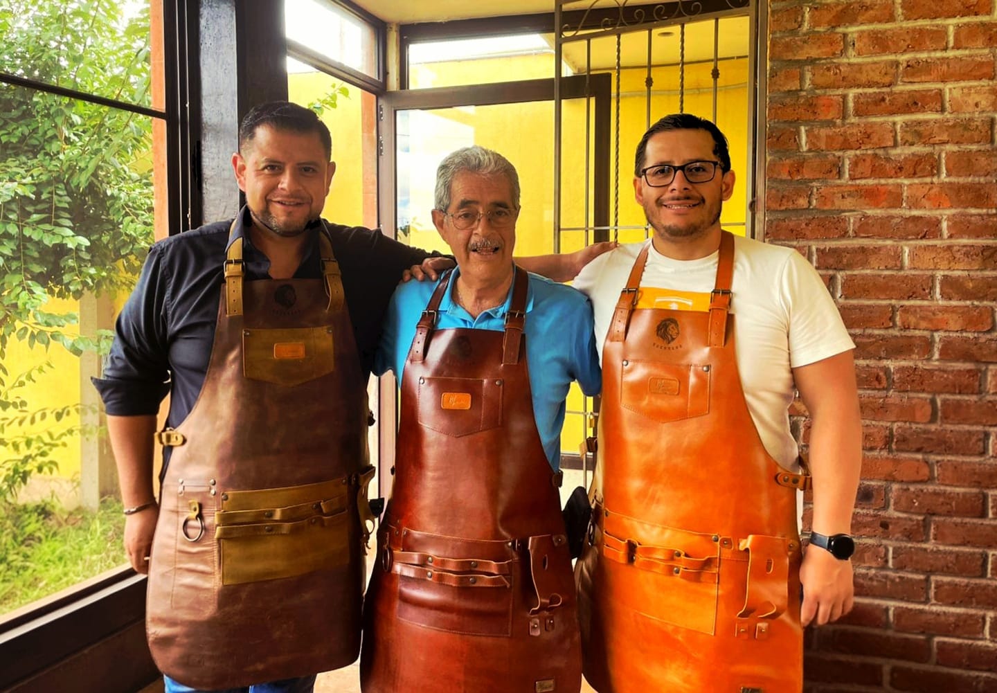 Customer photo review of Mandil Parrillero T-Bone 100% Piel