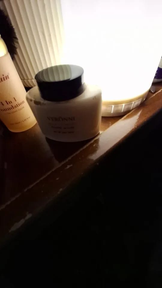 Customer photo review of Banana Shaped Loose Powder Velvet Matte Finish Pore Smoothing — Banana Yellow | KIMLUD