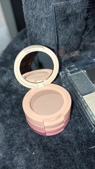 Customer photo review of Matte Tri-Color Eye Shadow Palette — Champagne | KIMLUD