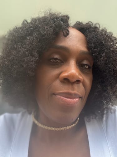 Customer photo review of CurlyMe Pre-bleached Knots Wear Go Glueless Wig Pre-cut 6x4 HD Lace Kinky Curly Human Hair