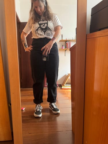 Bruna D. review of Calça Jeans Mom Jequitibá Preta image 1 out of 2