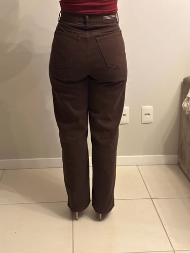Laís T. review of Calça Jeans Reta Araçá Marrom Escuro image 1 out of 3