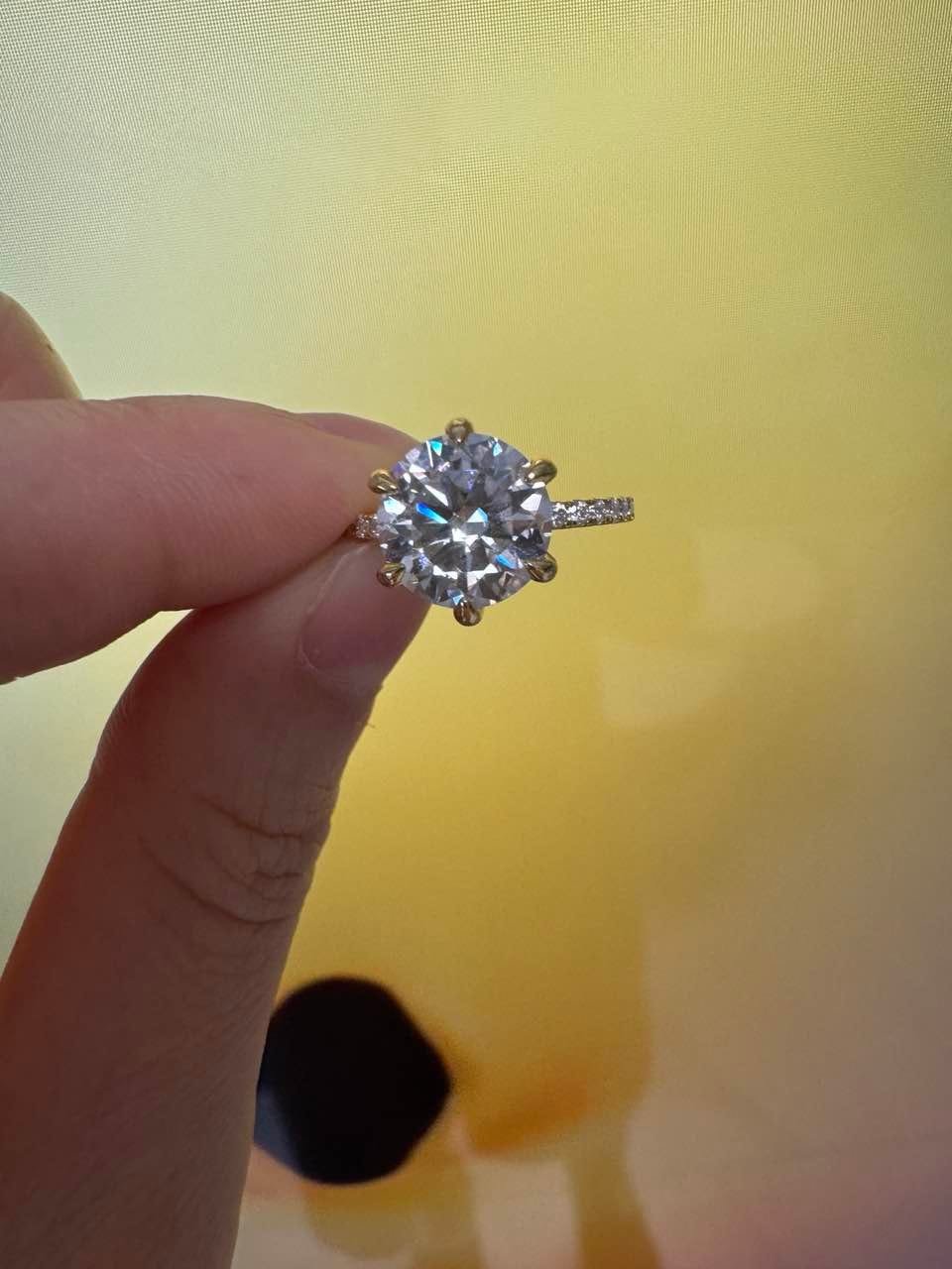 Customer photo review of Rodiffy Moissanite 2.0 Ct ~4.0 Ct Round Cut 6 Prong Yellow Gold Promise Ring