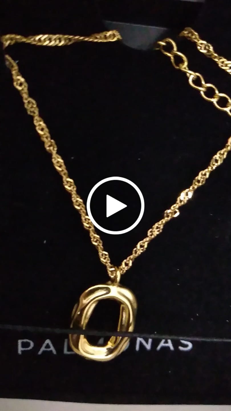Customer video review of Wobbly Oval Necklace