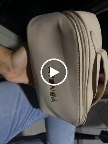 Customer video review of COSMETIQUERA TRIANGULAR