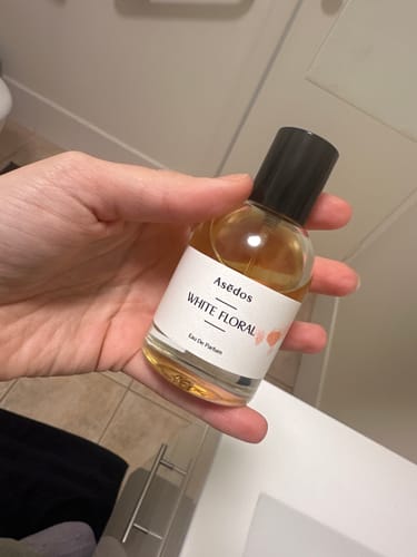 Customer photo review of WHITE FLORAL EAU DE PARFUM