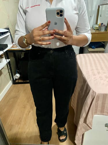 Juliana D. review of Calça Jeans Mom Jequitibá Preta image 1 out of 1