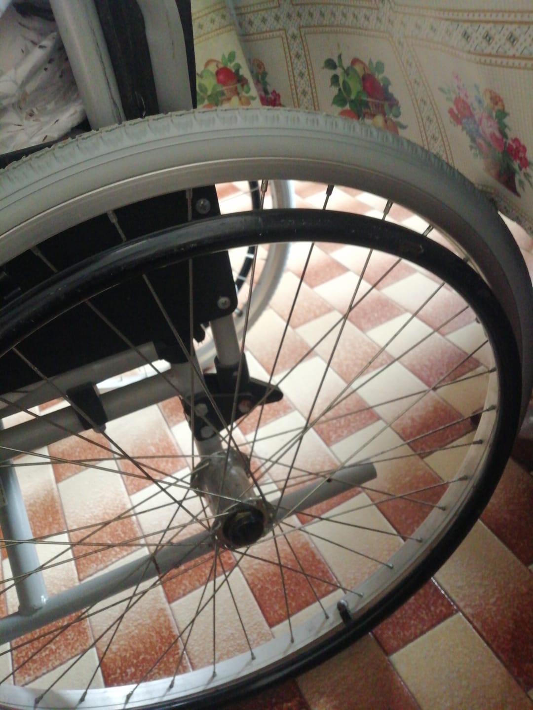 Customer photo review of Pneu Maciço para Cadeiras de Rodas 24'' x 1,(3/8)''