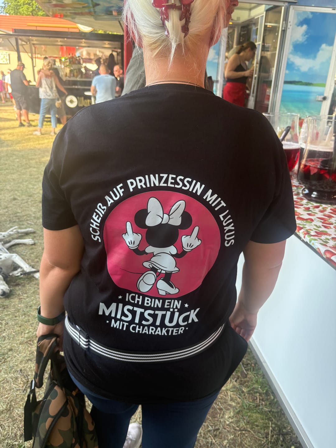 Customer photo review of MISTSTÜCK MIT CHARAKTER MINNIE Rückendruck | Premium Shirt