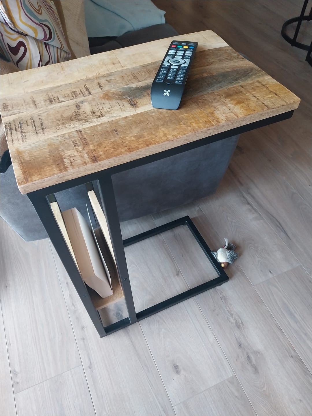Customer photo review of Bijzettafel voor over de bank | Mangohout en Staal | 45x29x69cm