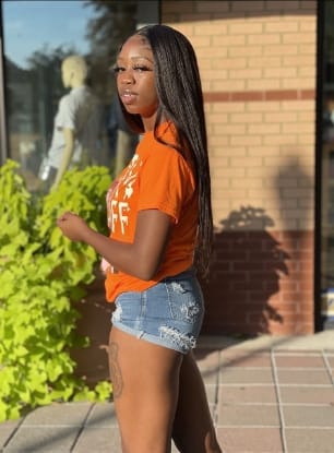 Customer photo review of MORE FACE Pre-bleached Straight Hair Wear Go Glueless Wig 7x5 Pre-cut HD Lace Pre-plucked