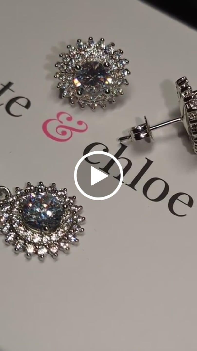 Customer video review of Cordelia 18k White Gold Plated Silver Pendant Necklace with Simulated Diamond Crystals