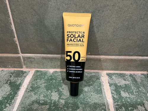 Customer photo review of NUEVO: Protector Solar Facial FPS 50 - Textura ligera - Acabado Invisible - Control de Brillo - 50 ml