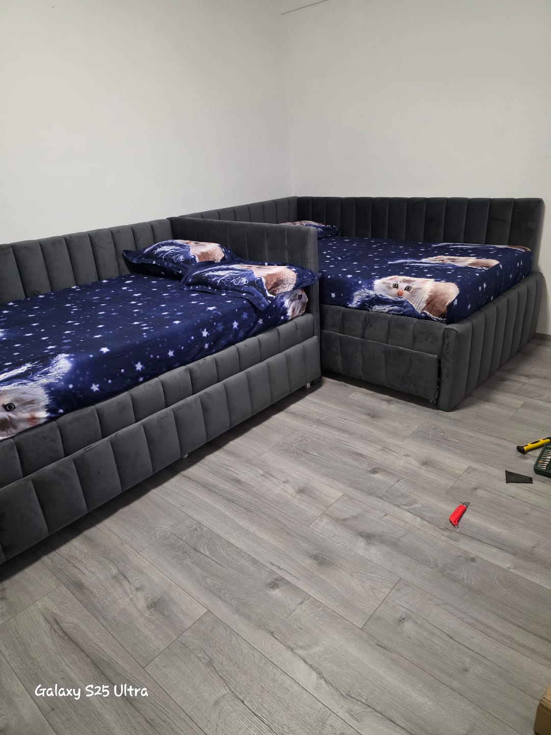 Customer photo review of Pat ALFIE 120x200, stofa catifelata gri - Bluvel 14, cu somiera si corp aditional