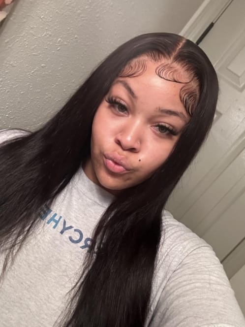 Customer photo review of MORE FACE 13x6 Lace Frontal Wig Preplucked Straight Human Hair Wigs With Baby Hair