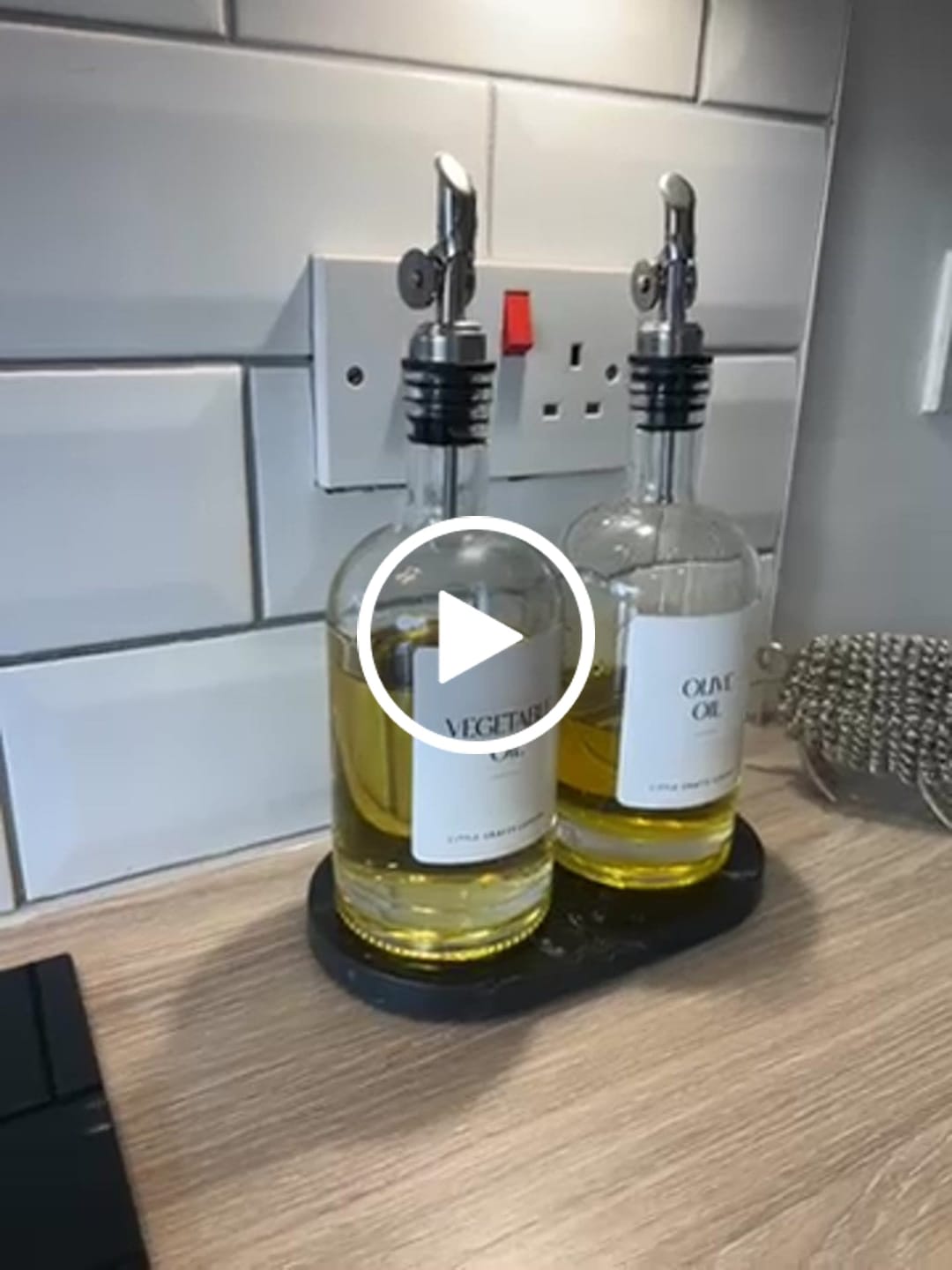 Customer video review of Set of 2 Round Glass Oil Bottle 500 ML & Oval Tray