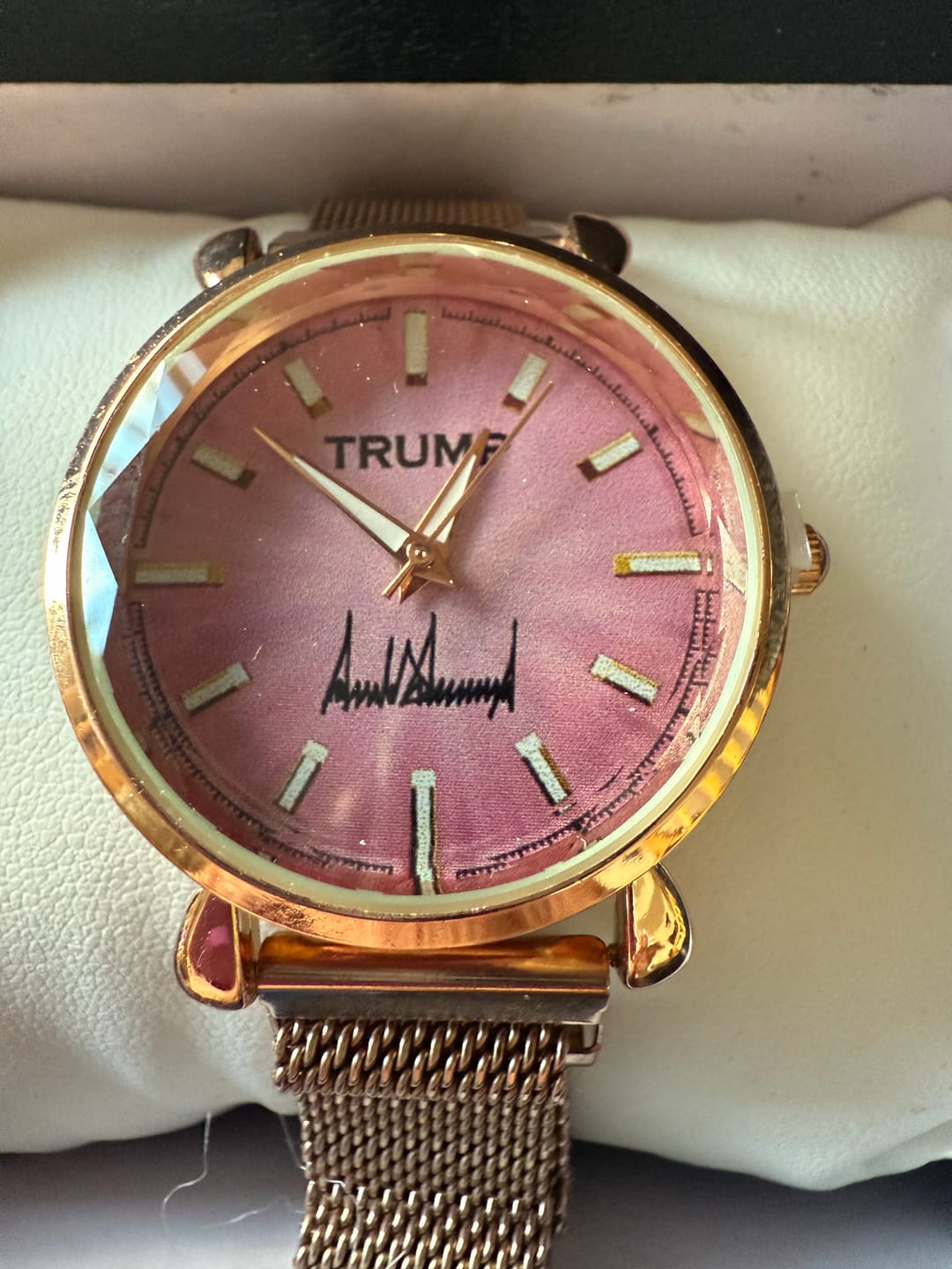 Customer photo review of TRUMP Watch 45-47 Luxury Gold - Sparkling Rose Dial - Gift Watch for Women
