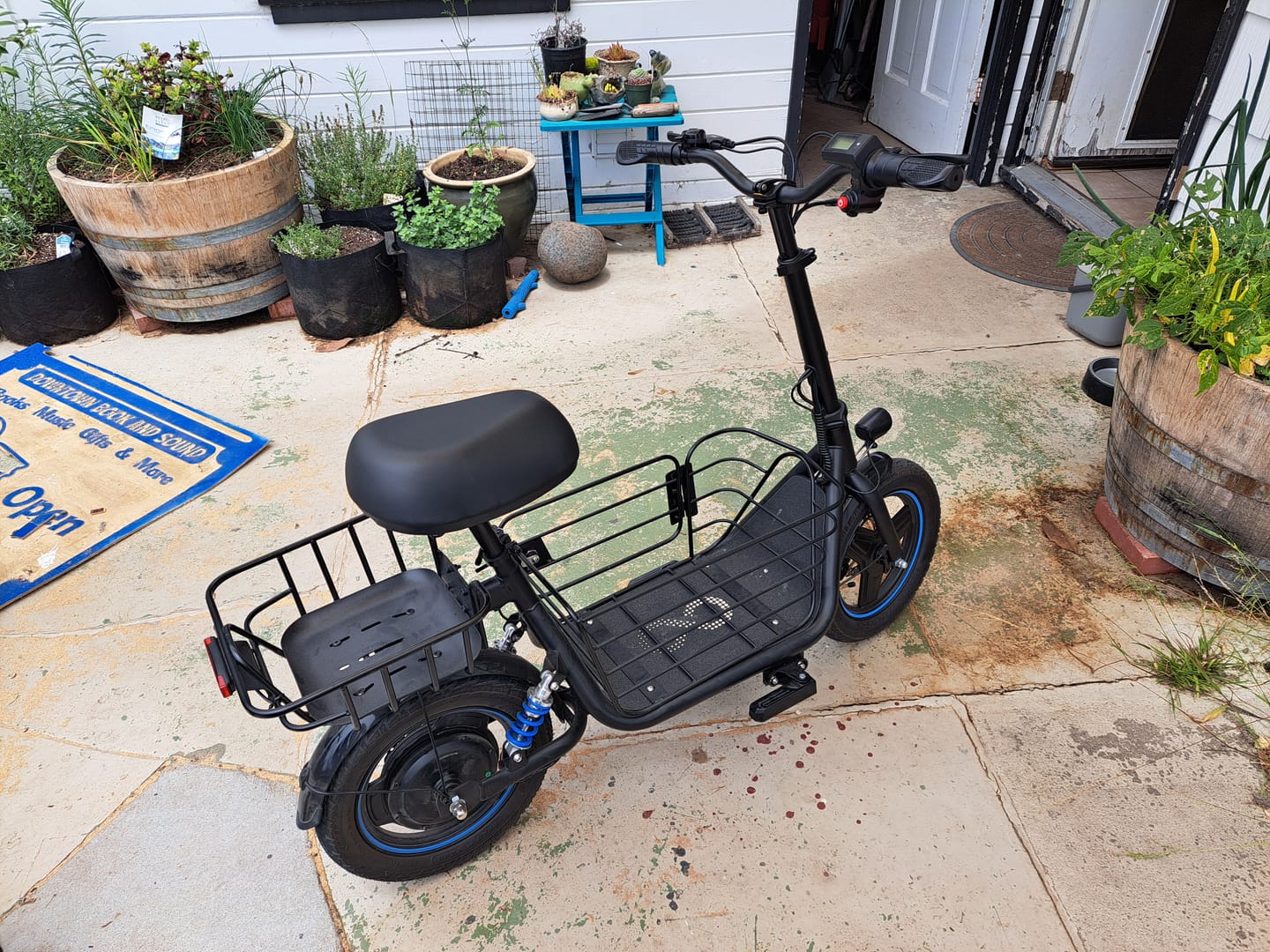Customer photo review of Gyroor Electric Scooter with Large Middle Basket for Pets & Cargo, 1000W(Peak) Motor and Max load 300lbs &30 Mile Distance