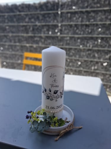 Kundenbewertung mit Foto zu Personalized Wedding Candle - Floral Circle - Personalized with Name & Date - Wedding Gift - Pillar Candle - Color: Kerze, Personalization: Namen: Kim & Thomas
Datum: 21.06.2025
