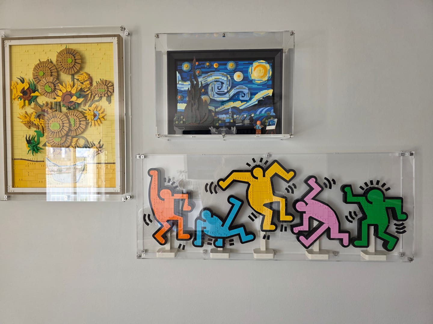 Customer photo review of Wall Mounted Display Case for LEGO® 31216 Art Keith Haring – Dancing Figures
