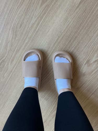 Customer photo review of HappyFlops