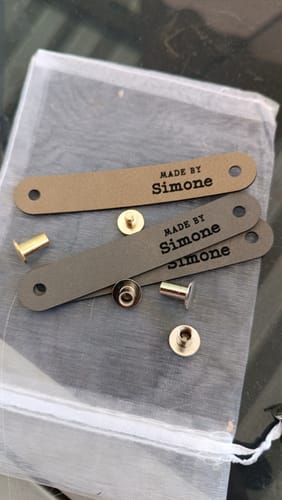 Customer photo review of Personalisierte Labels mit Chicago Screws - Kunstleder-Label mit Schrauben