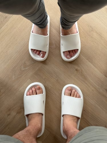 Customer photo review of HappyFlops