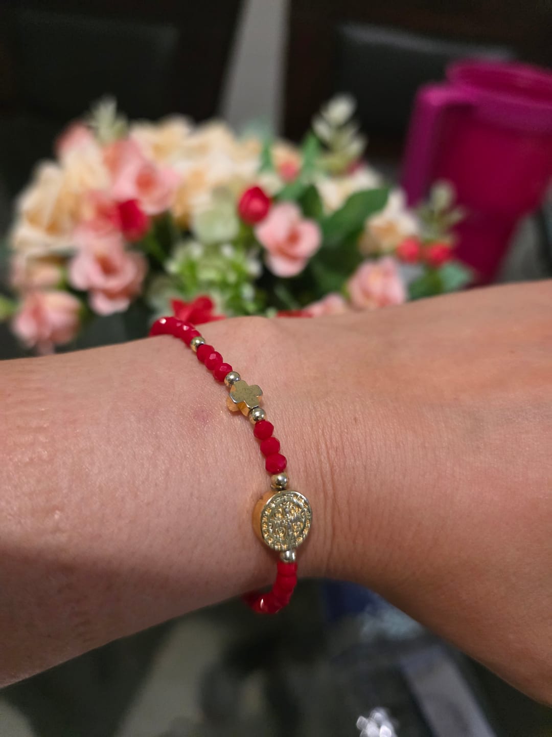 Customer photo review of Pulsera Chaquiras Con San Benito y Cruz